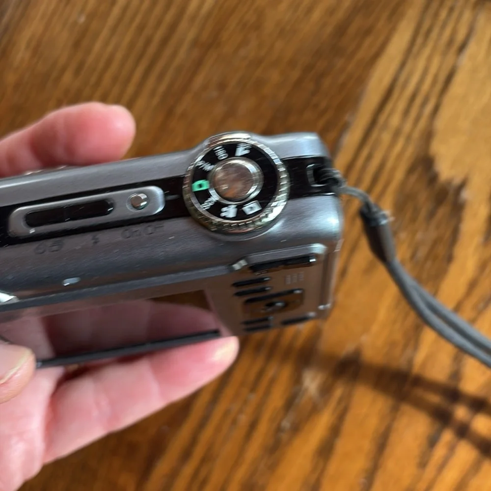 Kodak EasyShare Z1275 camera digital HD 5X optical zoom prop only flash works